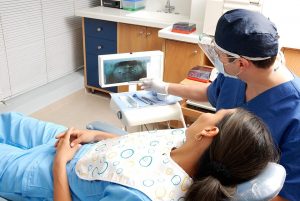 Tandlakare som skickar patientinformation