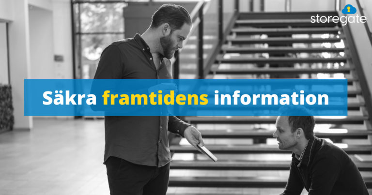 Säkra framtidens information - en man visar något i en telefon för en annan man